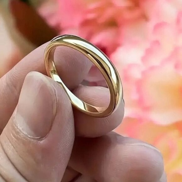 Independent Jewelry - Gold Tungsten Ring Size 7